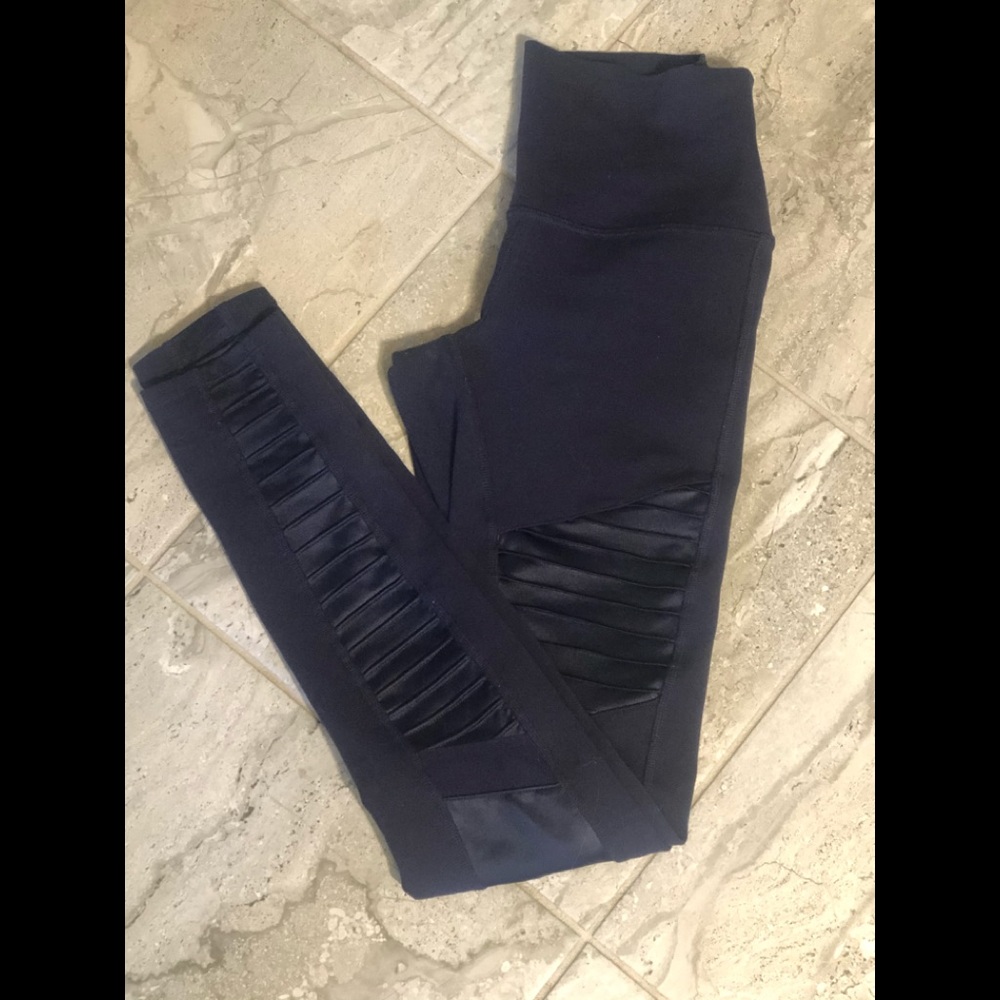EUC Alo Moto Leggings